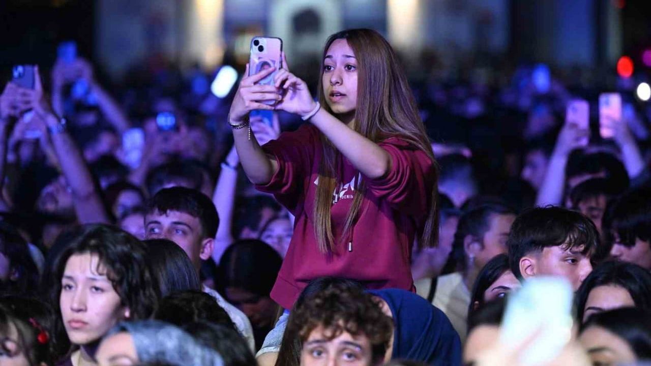Manisa Gençlik Festivali'nde Simge konseri: Cumhuriyet Meydanı'nda binlerce kişilik coşku