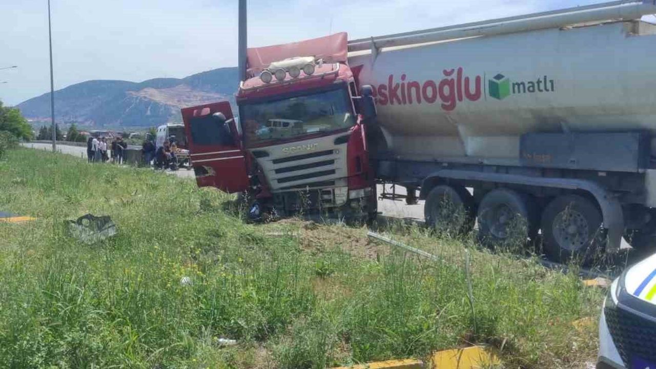 Manisa Kırkağaç'ta tır ile üç tekerlekli elektrikli motosiklet çarpıştı: 1 ölü, 3 yaralı