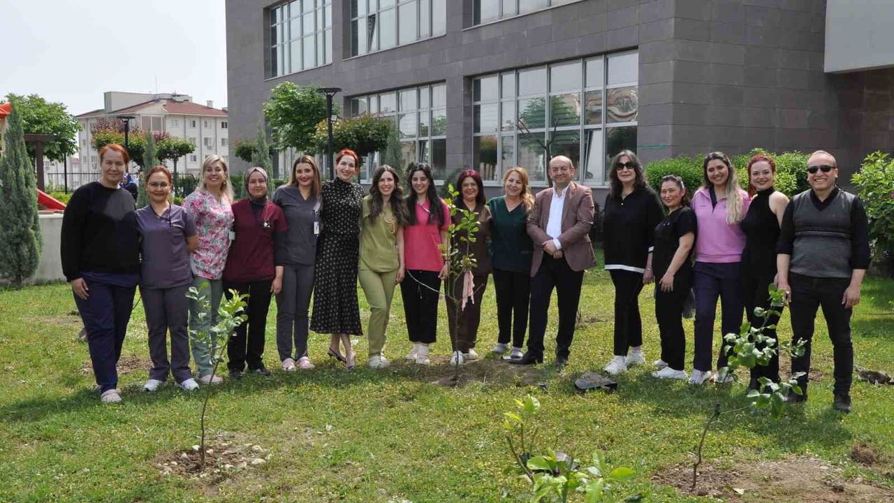 Manisa Şehir Hastanesi'nde 'Umut Bahçesi' oluşturuldu: Her servis için limon ağaçları dikildi