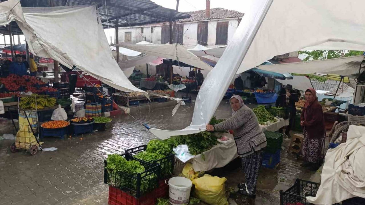 Manisa Selendi'de lodos ve gök gürültülü sağanak yaşamı aksattı