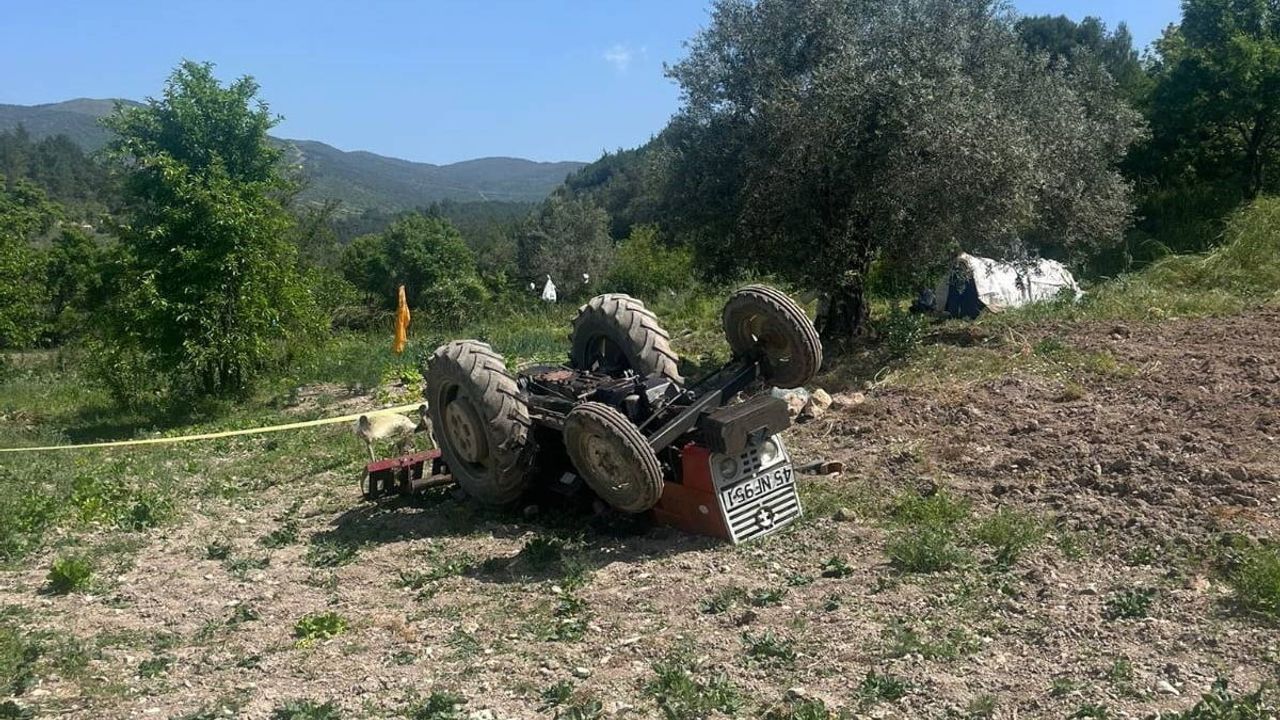Manisa Soma'da traktör devrildi: 79 yaşındaki çiftçi hayatını kaybetti