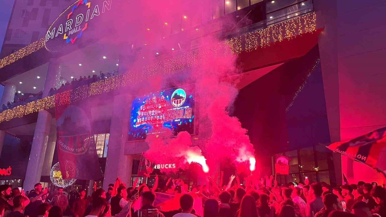Mardian Mall'da şampiyonluk gecesi: Mardin 1969 Spor taraftarları AVM önünde bir araya geldi