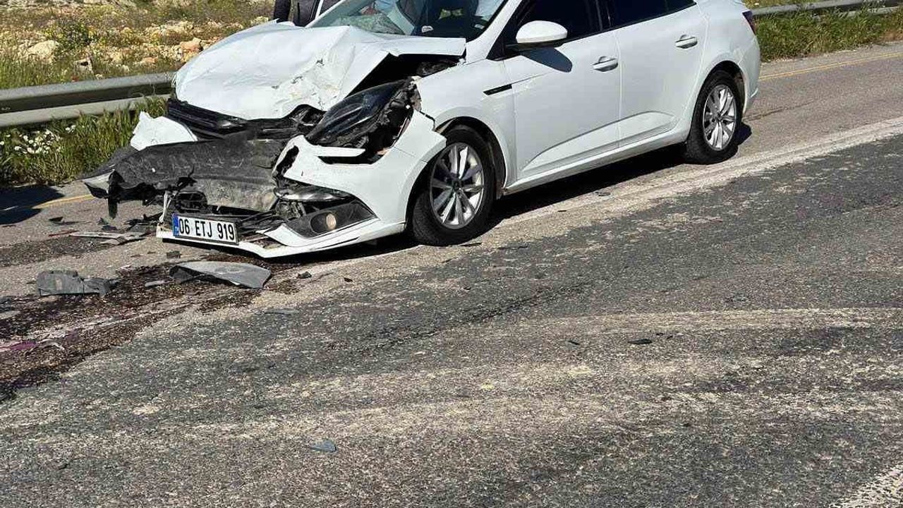 Mardin'de Mazıdağı-Derik Karayolu'nda İki Araç Çarpıştı: 1 Kişi Yaralandı