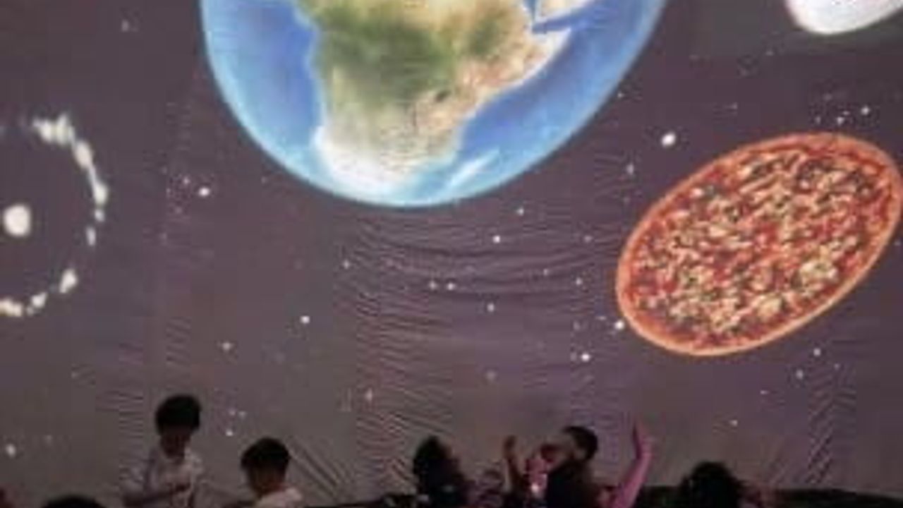 Mardin Mazıdağı'nda Anaokulu Öğrencilerine Taşınabilir Planetaryum ve 3D Simülasyonla Uzay Deneyimi
