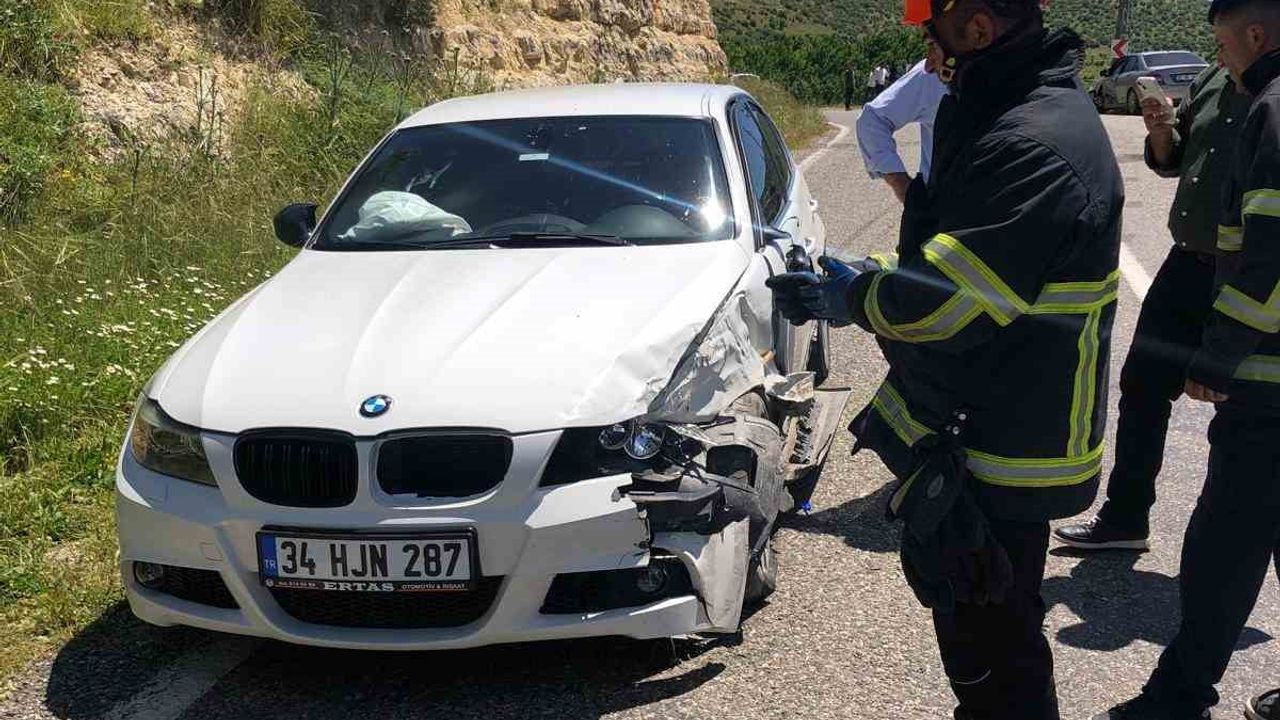 Mardin Yeşilli'de İki Otomobilin Çarpışması: 5 Yaralı