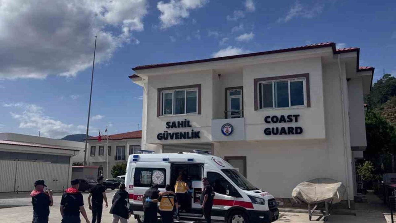 Marmaris açıklarında teknede rahatsızlanan kadın Sahil Güvenlik tarafından tıbbi tahliye edildi