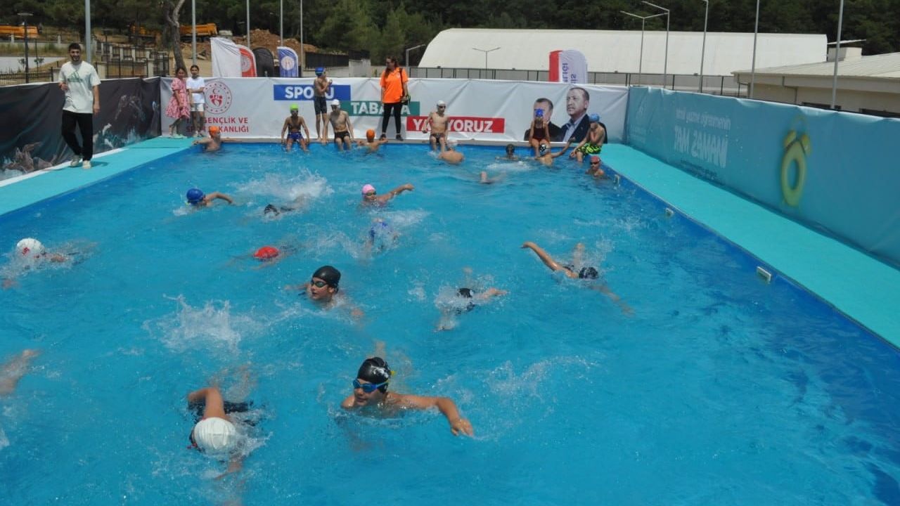 Marmaris’e portatif yüzme havuzu: Bakan Aşkın 19 Mayıs’ta genç yüzücülere destek