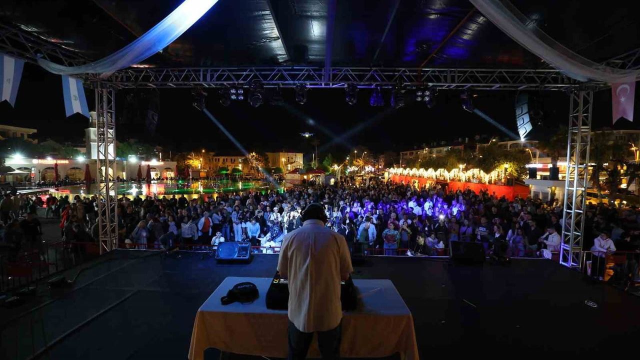 Marmaris Latin Fest'te Latin Partisi: 19 Mayıs Gençlik Meydanı'nda Yüzlerce Kişi Coştu