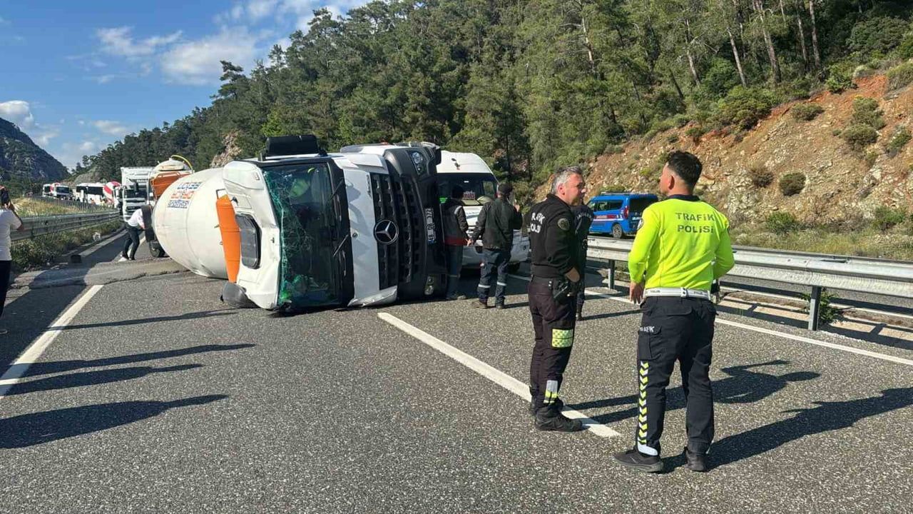 Marmaris'te beton mikseri devrildi: Sürücü yara almadan kurtuldu