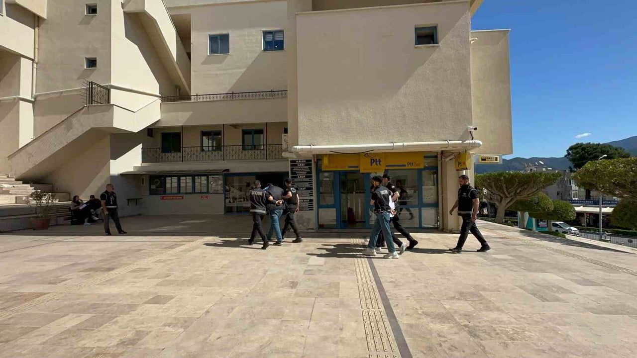 Marmaris’te gözlük mağazası kurşunlamasıyla ilgili 12 şüpheli adliyeye sevk edildi