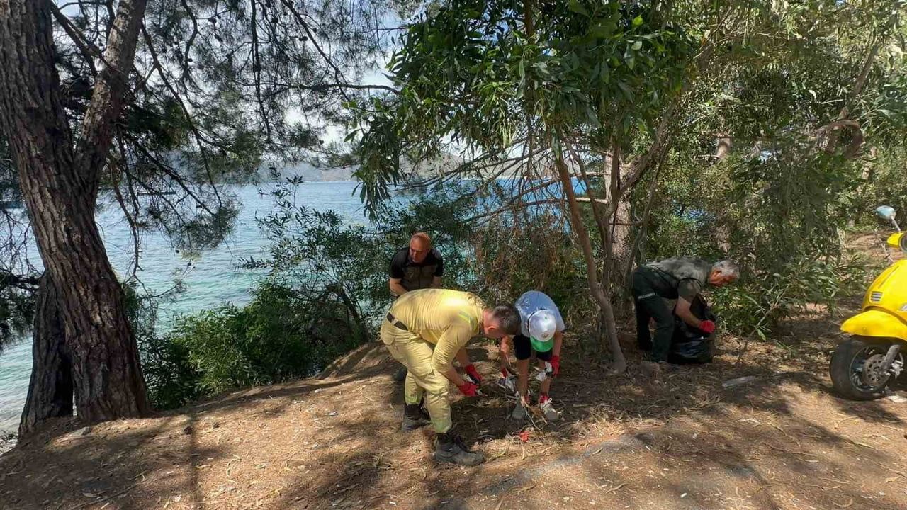 Marmaris'te 'Orman Benim' Projesi Kapsamında Öğrenciler Kazım Koyuncu Hatıra Ormanı'nı Temizledi