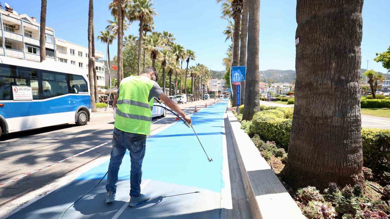 Marmaris’te şehir içi bisiklet yollarında bakım ve boyama çalışmaları başladı