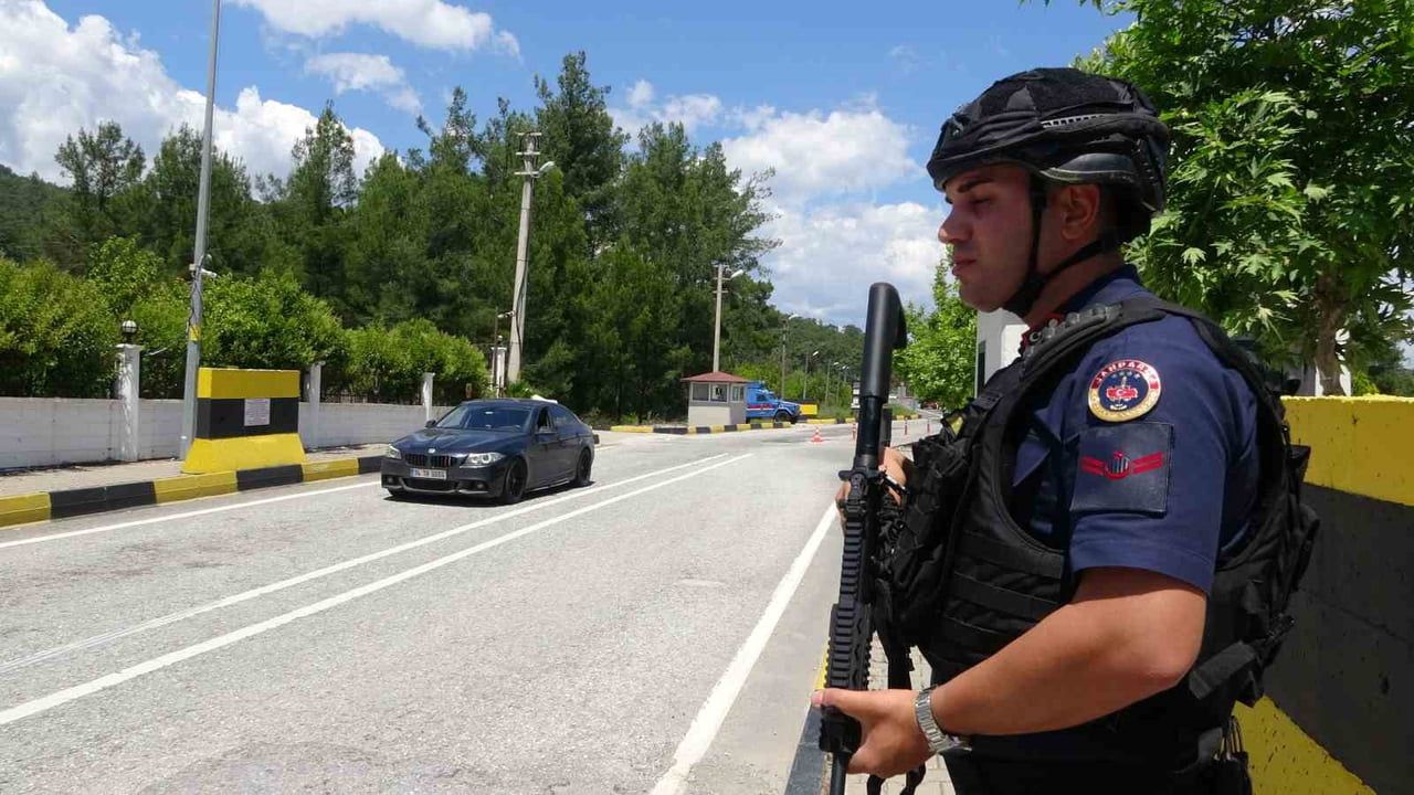 Marmaris ve Datça'ya bayram akını: Çetibeli'den 4 günde yaklaşık 40 bin araç geçti
