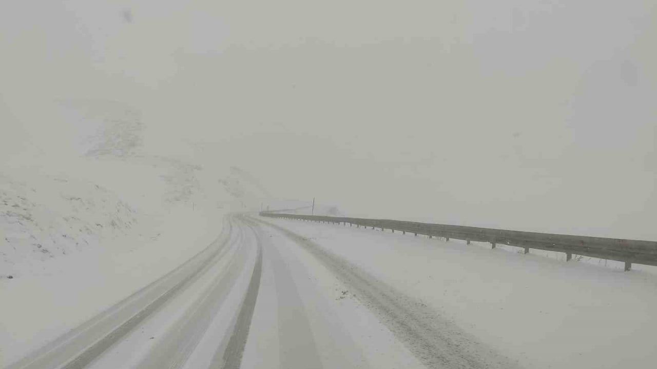 Mayıs Ortasında Kop Dağı'nda Kar: Bayburt'ta Hava Soğudu, Meteoroloji Uyarısı