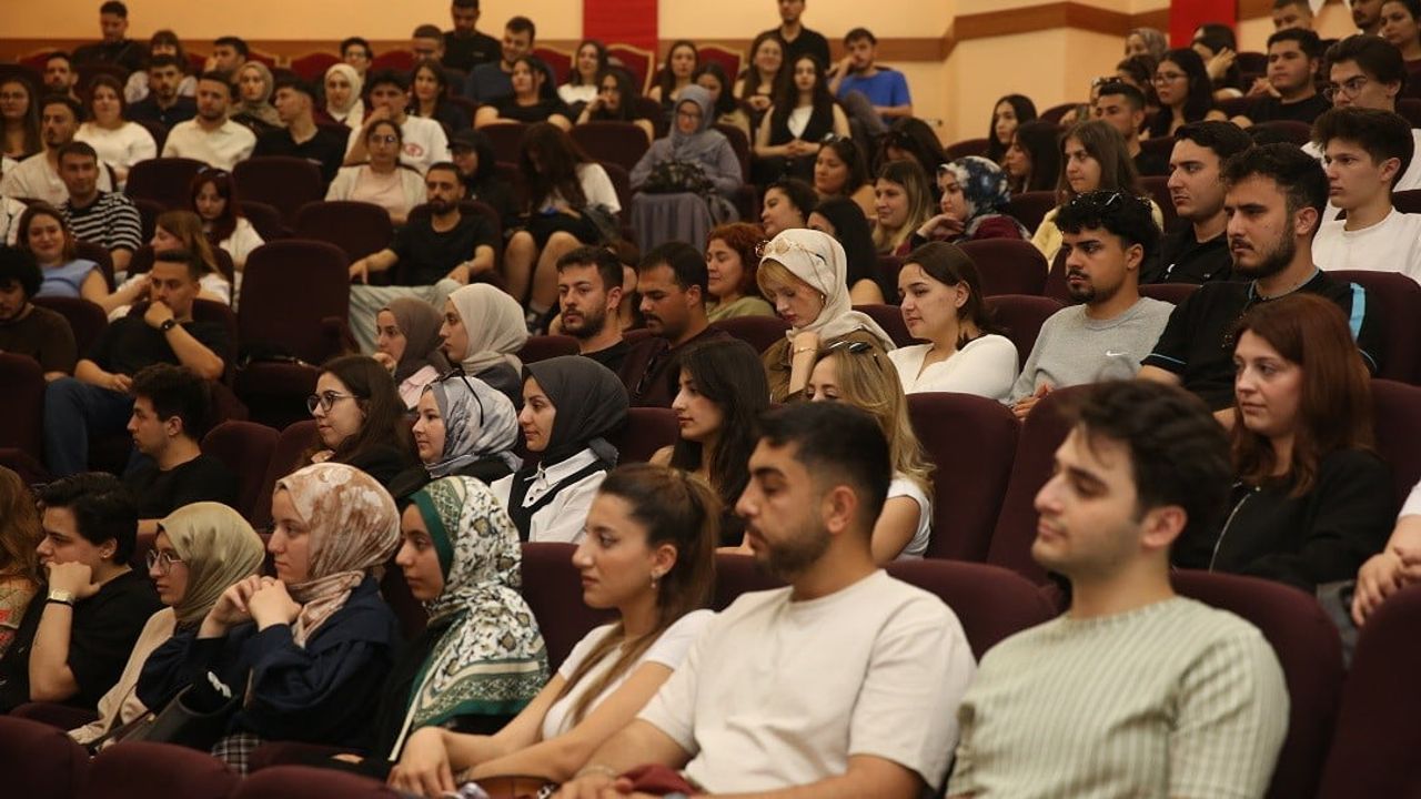 MCBÜ'de GÜÇ Projesi kapsamında İŞKUR Gençlik Programı kapanış etkinliği yapıldı