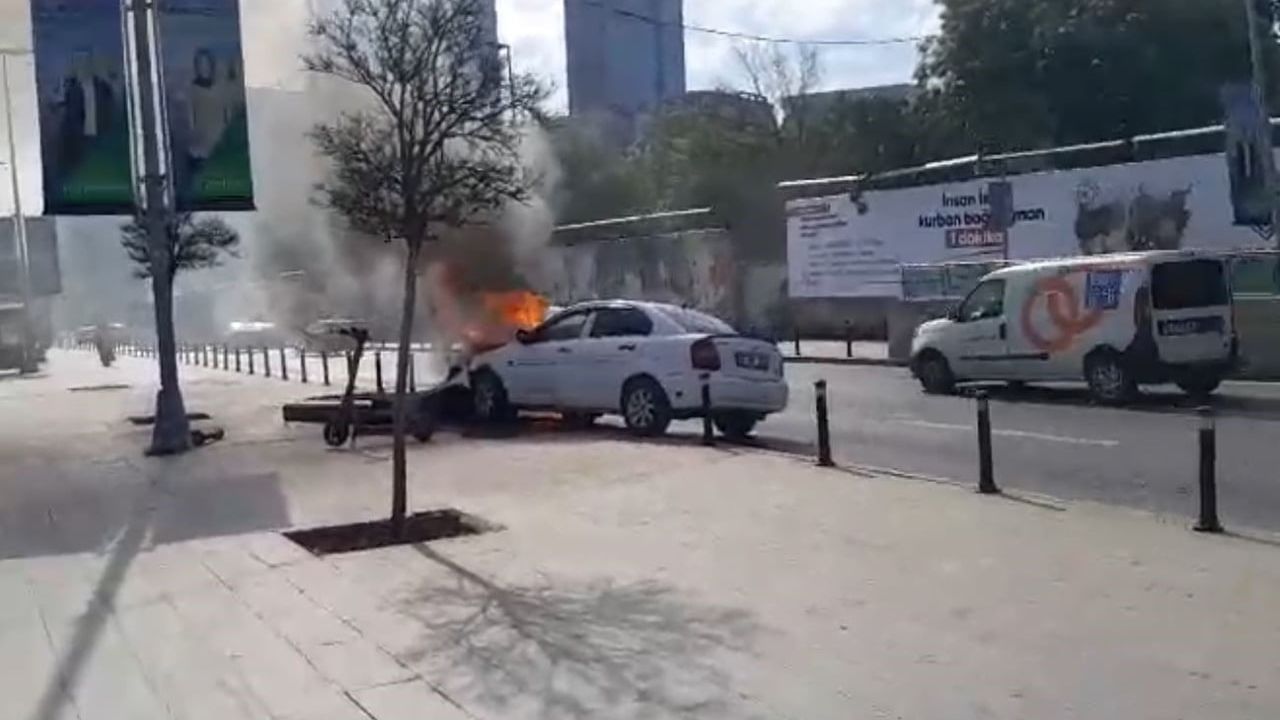 Mecidiyeköy'de benzin sızdıran otomobil el freni çekilmeyince reklam tabelasına çarpıp yandı