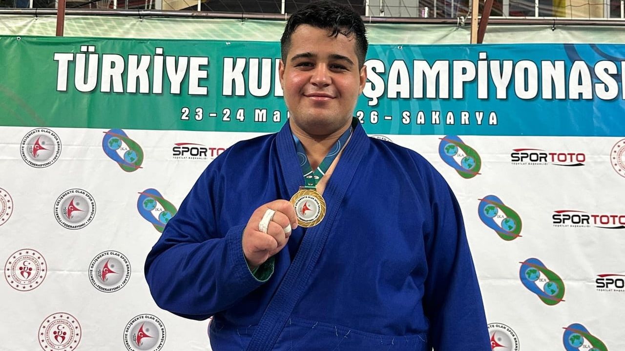 Mehmet Emin Çolakçivi Kuraş Türkiye Şampiyonu; Salihli'den üç sporcu Milli Takıma seçildi