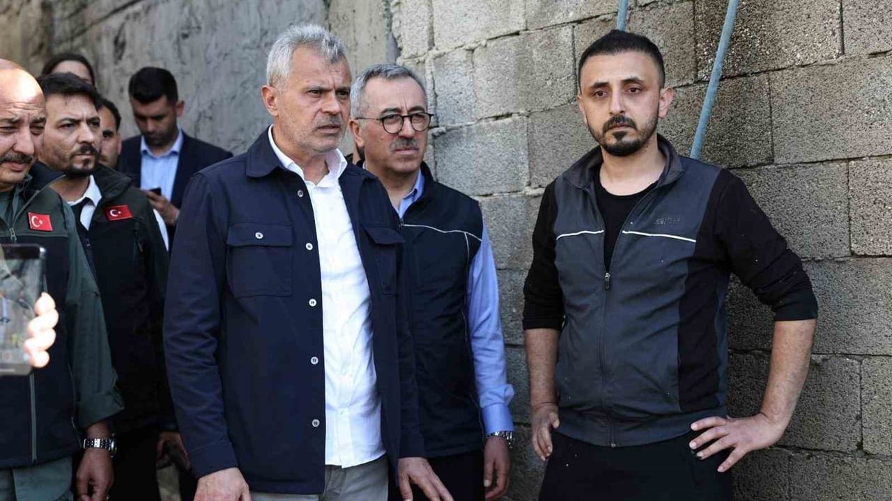 Mehmet Öntürk, Hatay'da yoğun yağış sonrası su baskını bölgelerini yerinde inceledi