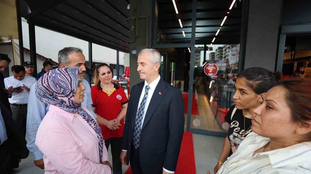 Mehmet Tahmazoğlu, Şehir Hastanesi'nde çocukları ziyaret etti ve esnafla buluştu
