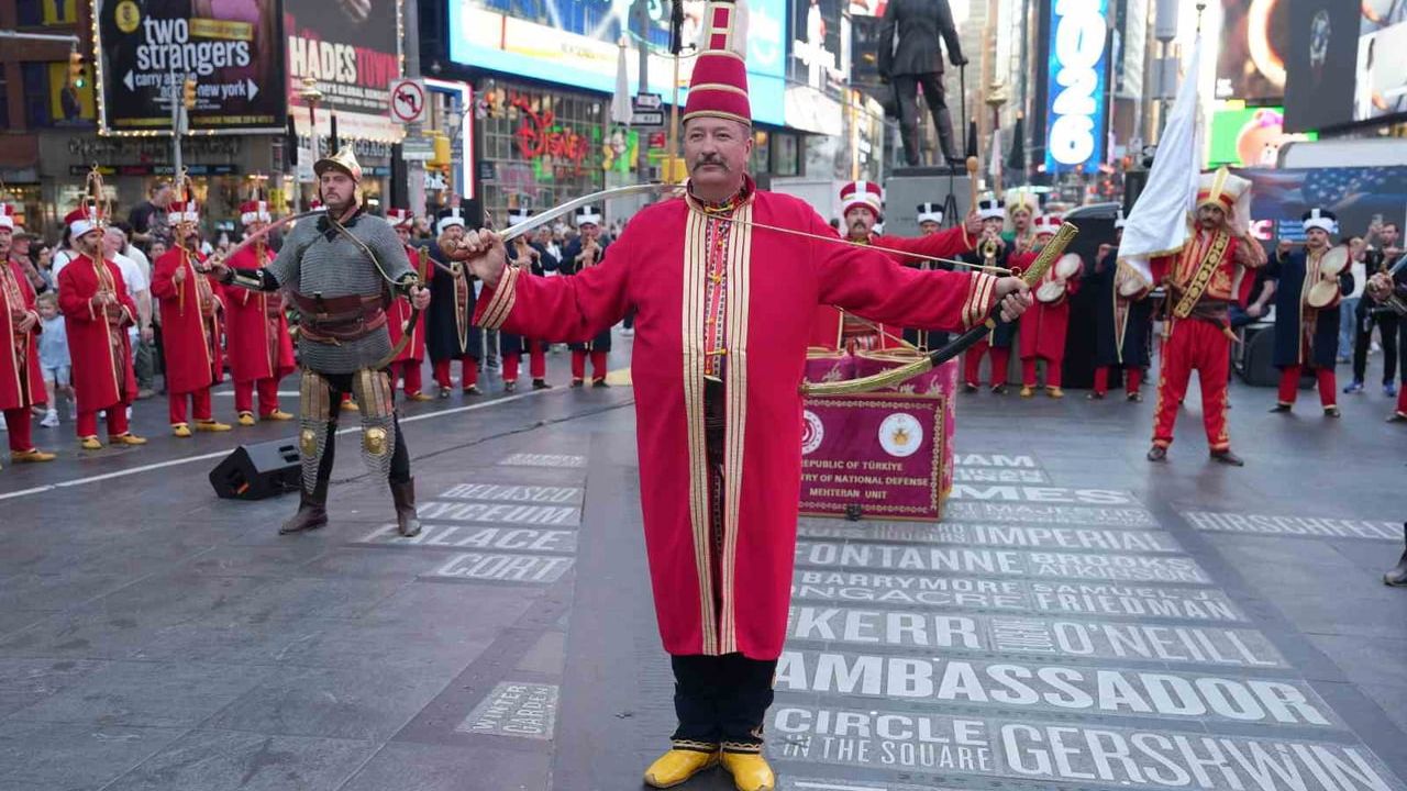 Mehter Takımı Times Meydanı'nda: New York'ta Osmanlı Marşlarıyla Kültürel Etkinlik