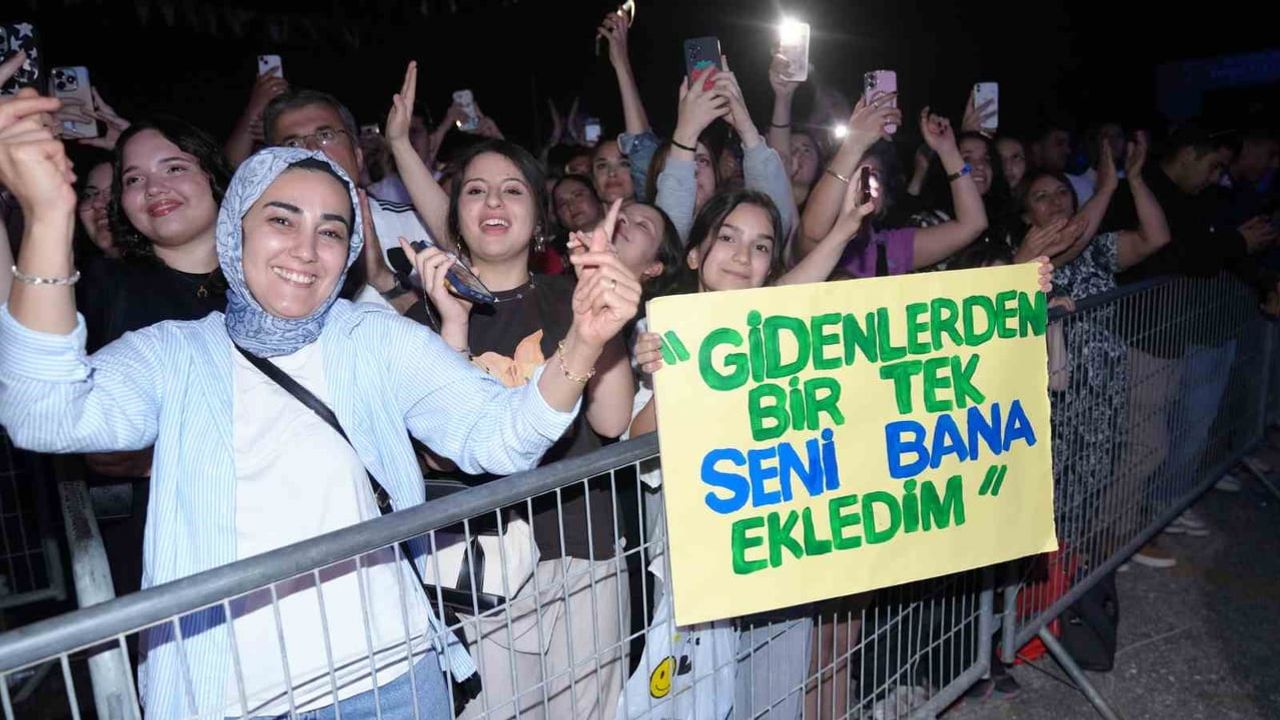 Melek Mosso, Alanya 24. Uluslararası Kültür Sanat ve Turizm Festivali'nde sahne aldı