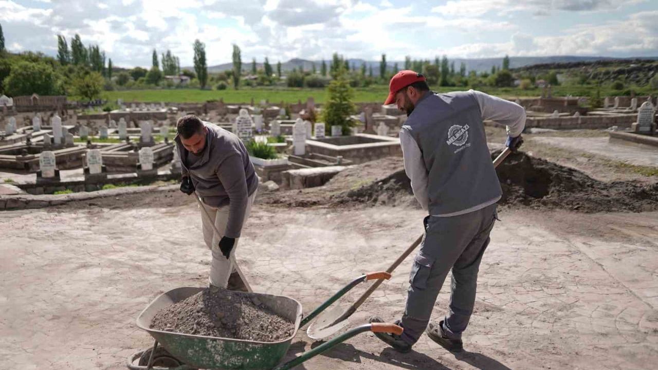 Melikgazi'de mezarlıklar Kurban Bayramı öncesi bakım ve temizliğe alınıyor