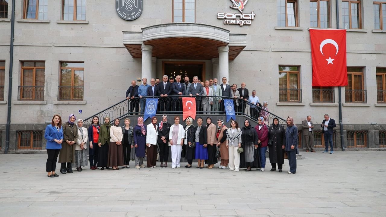 Melikgazi'de 'Yazı Medeniyeti İslam Sanatları' hat sergisi sanatseverlerle buluştu