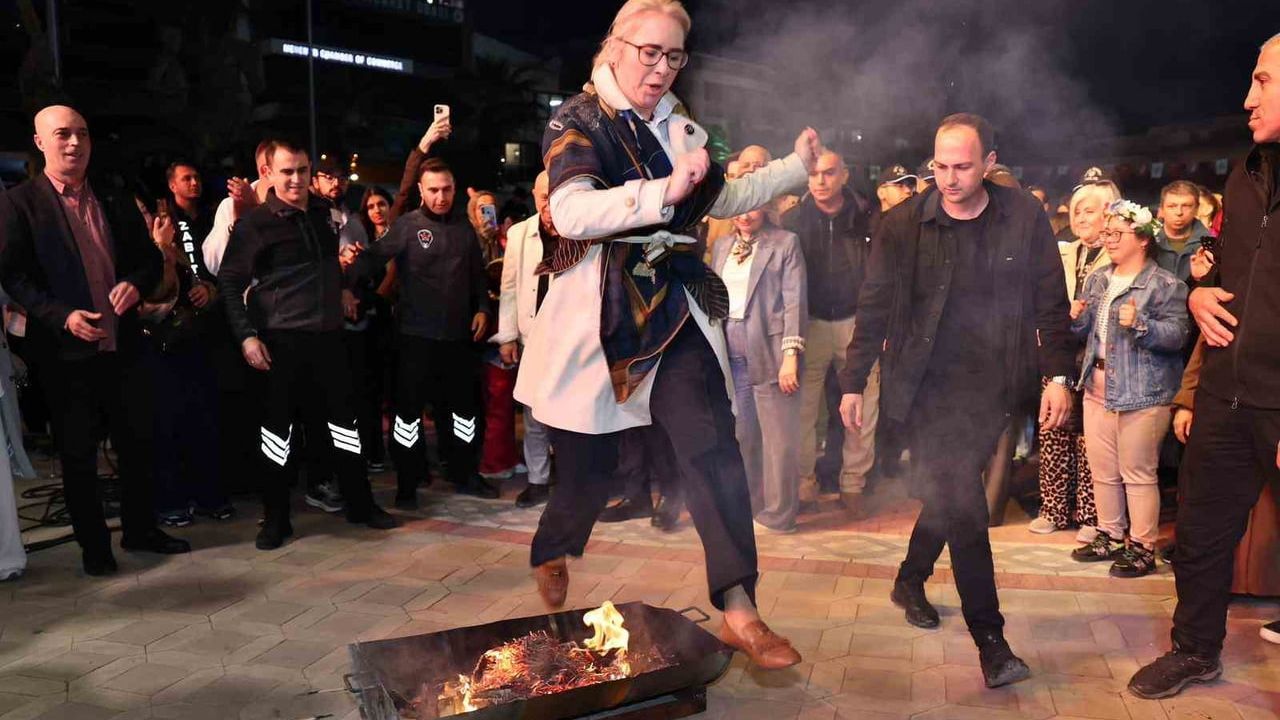 Menemen'de Hıdırellez Şenlikleri Cumhuriyet Meydanı'nda On Binleri Buluşturdu