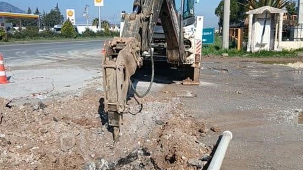 Menteşe'de 1000 metrelik içme suyu hattı kamusal alana alınarak yenilendi