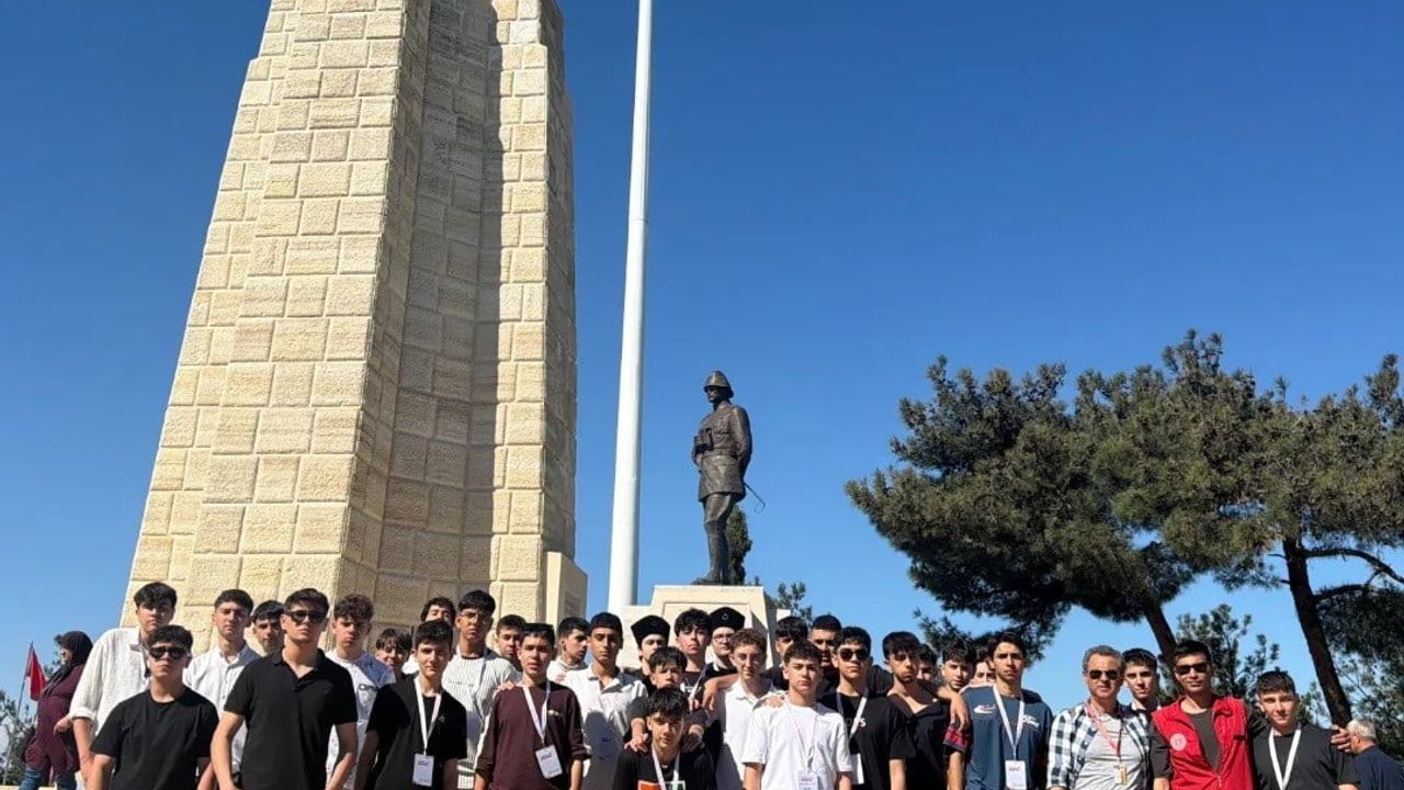 Menteşe Gençlik Merkezi gönüllüleri 'Bir Destandır Çanakkale' programıyla Çanakkale'yi ziyaret etti