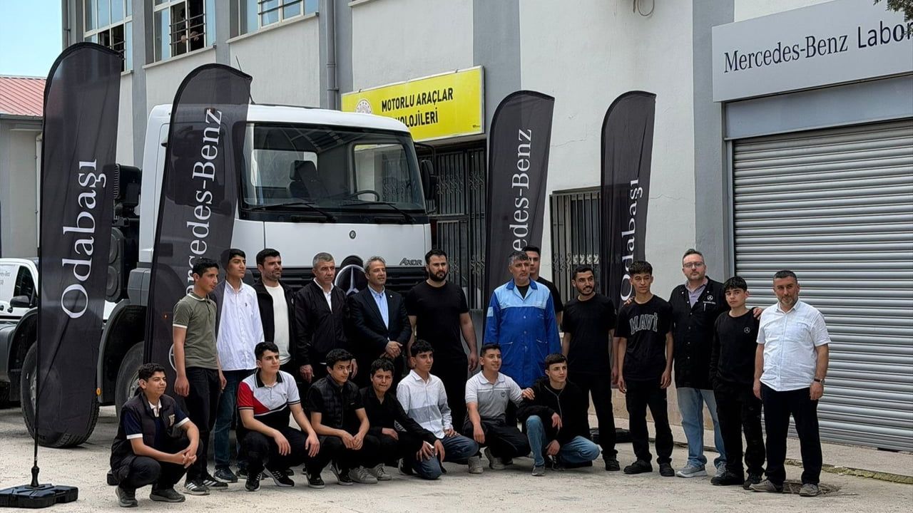 Mercedes‑Benz Türk'ün 'EML’miz Geleceğin Yıldızı' Programı 5 bine Yakın Gence Uygulamalı Eğitim Sağladı