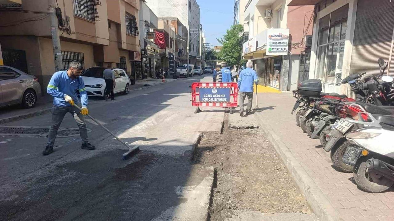 Mersin Akdeniz Belediyesi, Çilek, Gündoğdu ve Bahçe’de yol ve kaldırım yenileme çalışmalarını sürdürüyor