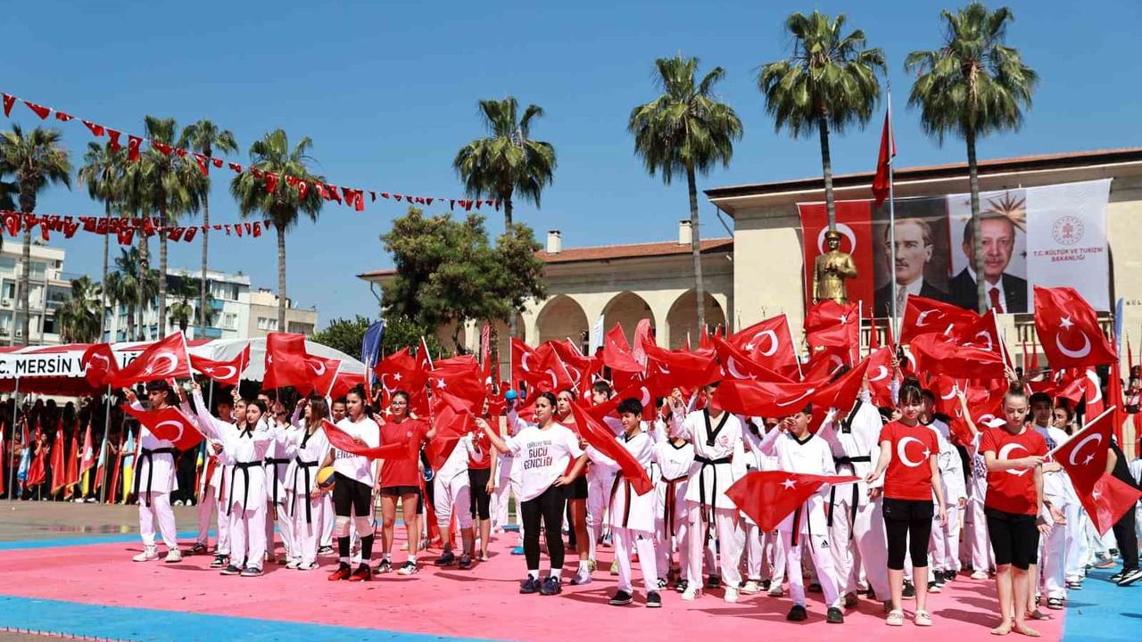 Mersin'de 19 Mayıs Atatürk'ü Anma, Gençlik ve Spor Bayramı tören ve gösterilerle kutlandı