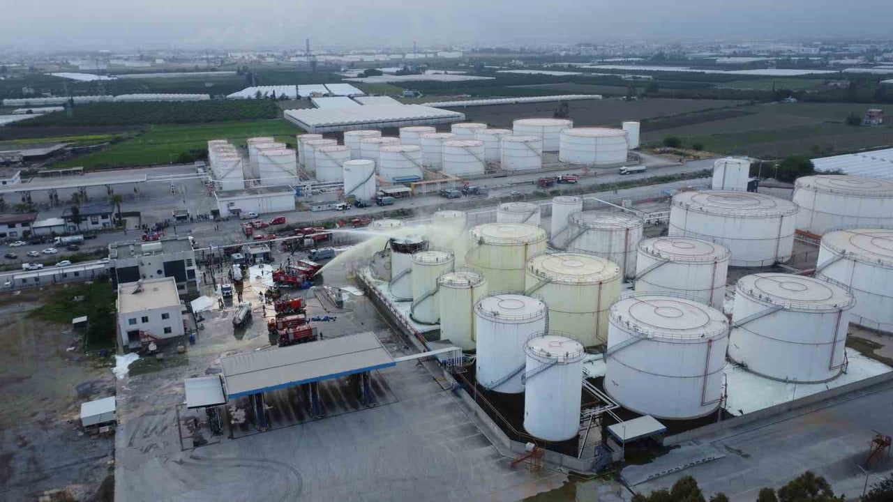 Mersin'de Aves Enerji Dolum Tesisinde Patlama ve Köpüklü Müdahale: 1 İşçi Yaşamını Yitirdi