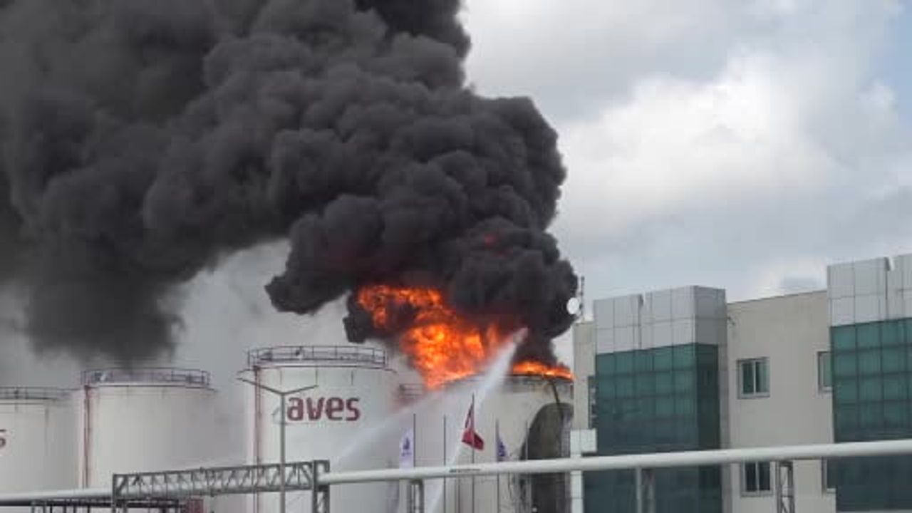 Mersin'de Aves Enerji yağ fabrikasında yangın: Dron görüntüleri ve söndürme çalışmaları