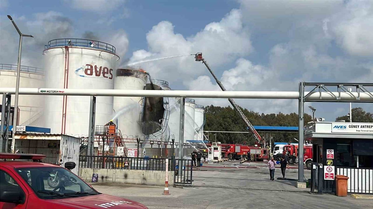 Mersin'de Aves Enerji Yağ Fabrikasında Yangın: İtfaiye Müdahalesi ve Tahliyeler