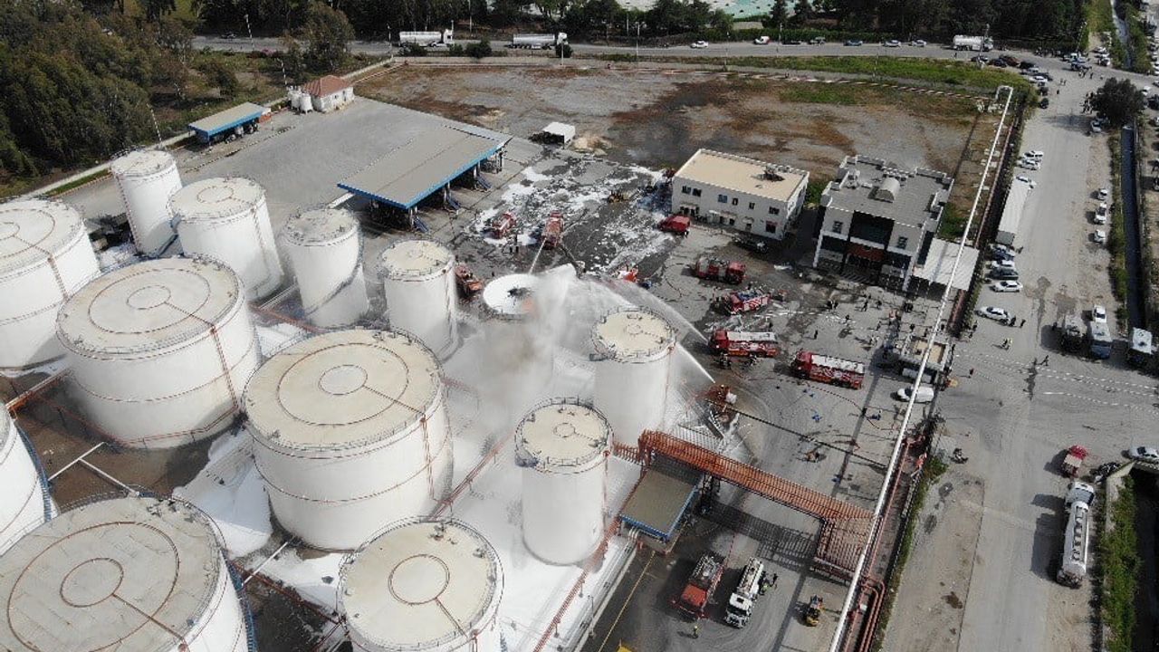Mersin’de Aves Enerji yağ fabrikasında yangın: Yağ dolum silolarına sıçrama söndürmeyi zorlaştırdı