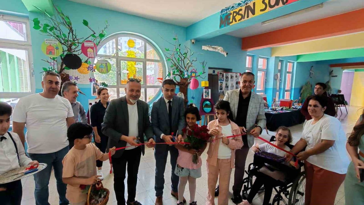 Mersin'de 'Aynı gökyüzünün farklı yıldızlarıyız' sergisi: Mustafa Kemal İlkokulu özel eğitim öğrencilerinin eserleri ilgi gördü