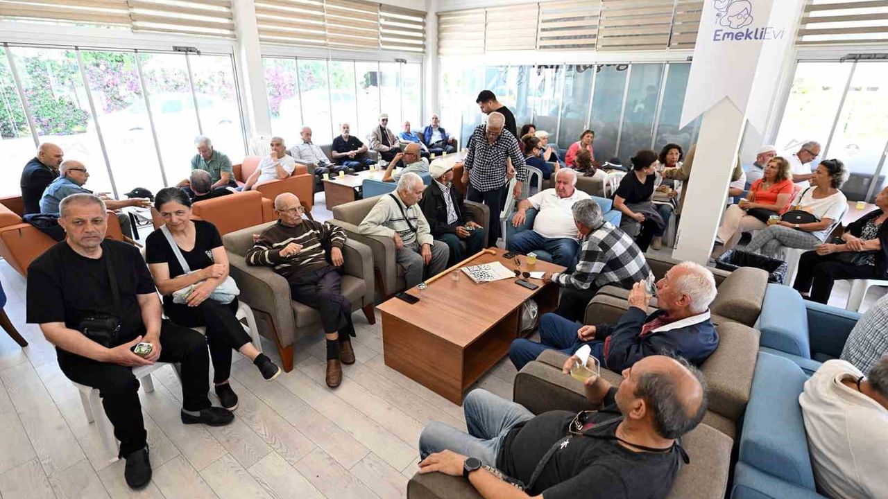 Mersin'de emekliler Yenişehir Emekli Evinde bayram sevincini paylaştı