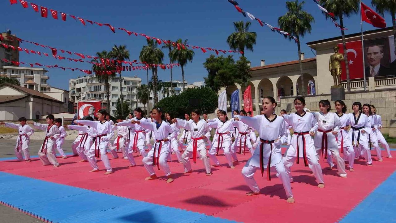 Mersin'de Gençlik Haftası 19 Mayıs Coşkusuyla Çelenk Töreniyle Başladı