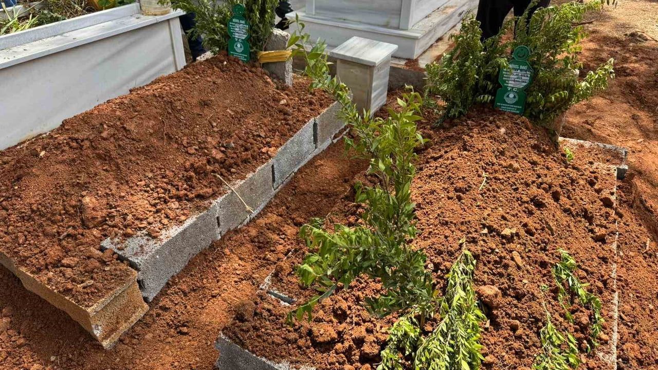 Mersin'de iki çocuğunu kaybeden aile taburcu edildi; anne-baba kabir ziyaretinde bulundu