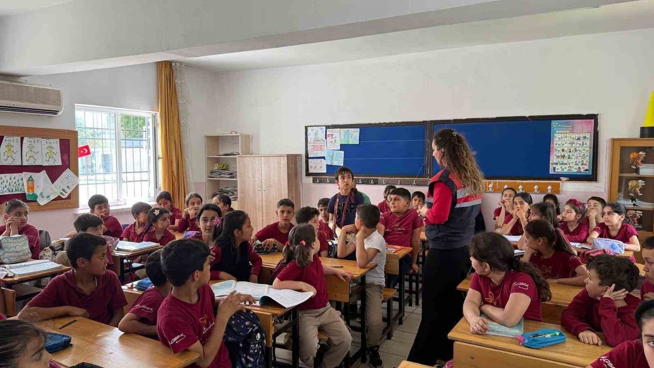 Mersin'de Jandarma, Mezitli'deki Okullarda 190 Öğrenciye Siber Farkındalık Eğitimi Verdi