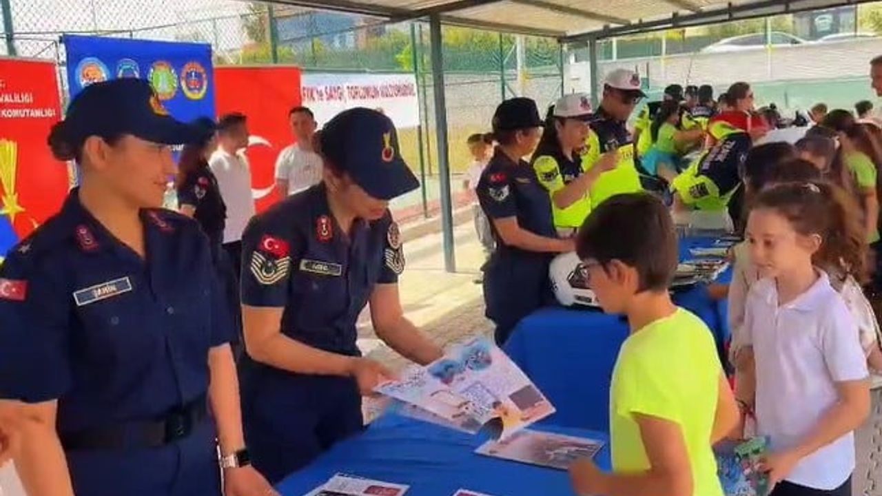 Mersin'de Jandarma, Zeki Koyuncuoğlu İlkokulunda Öğrencilere Tanıtım Etkinliği Düzenledi