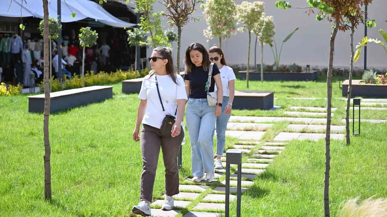Mersin'de Kırmızı Lacivert Kent Meydanı halka açıldı