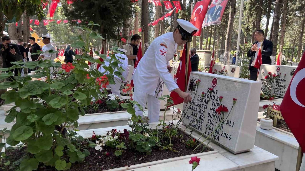 Mersin'de Kurban Bayramı'nda şehitlik ziyareti ve bayramlaşma
