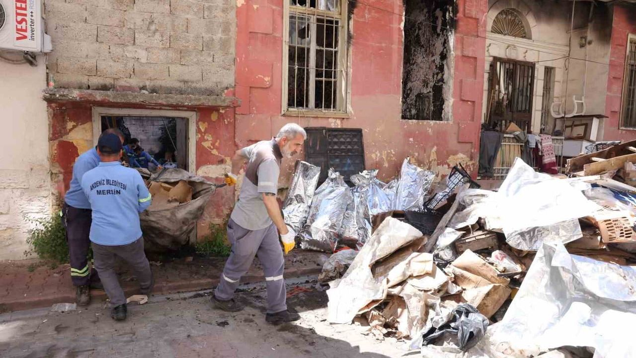 Mersin'de Mahmudiye Mahallesi'ndeki çöp evden tonlarca atık tahliye edildi