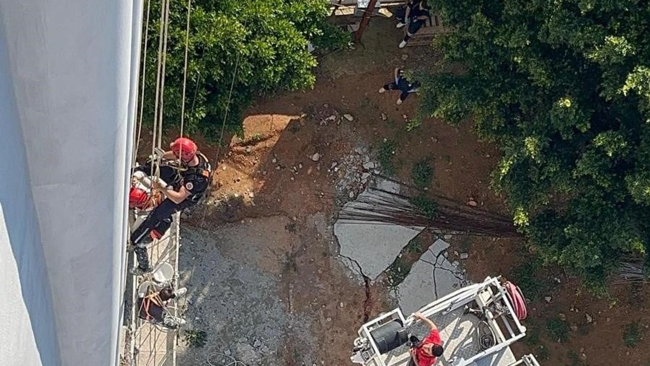 Mersin'de Otel İnşaatında İskele Çöktü: 10. Kattaki 2 İşçi İtfaiye Tarafından Kurtarıldı