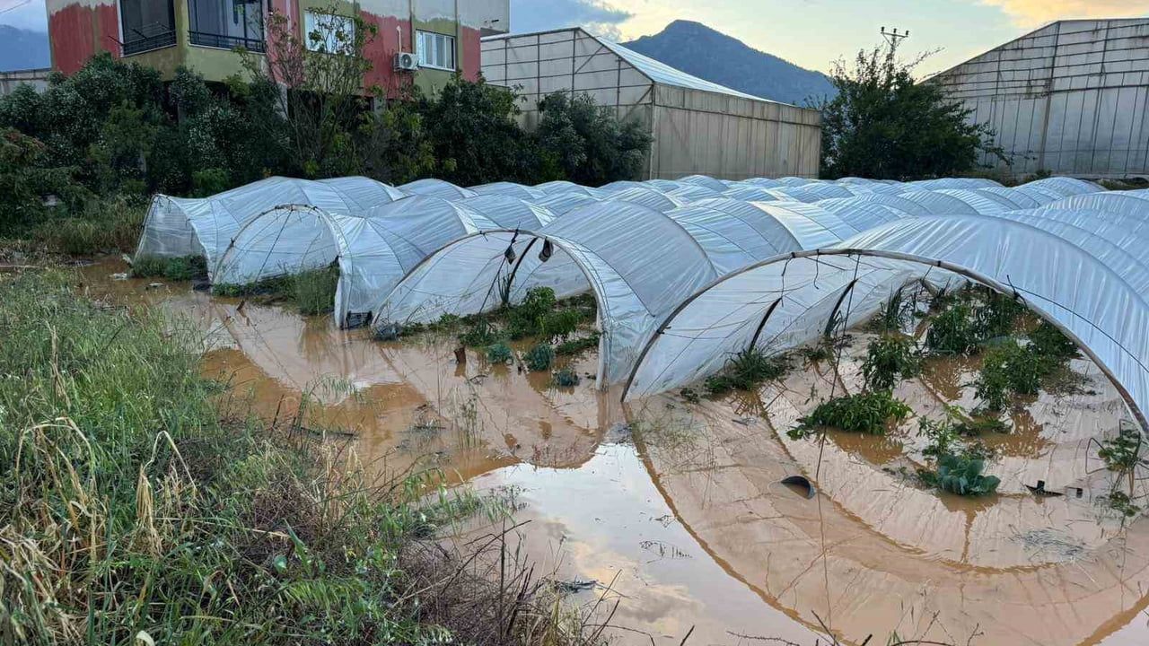 Mersin'de sağanak: Anamur'da yollar aşıldı, bahçeler zarar gördü