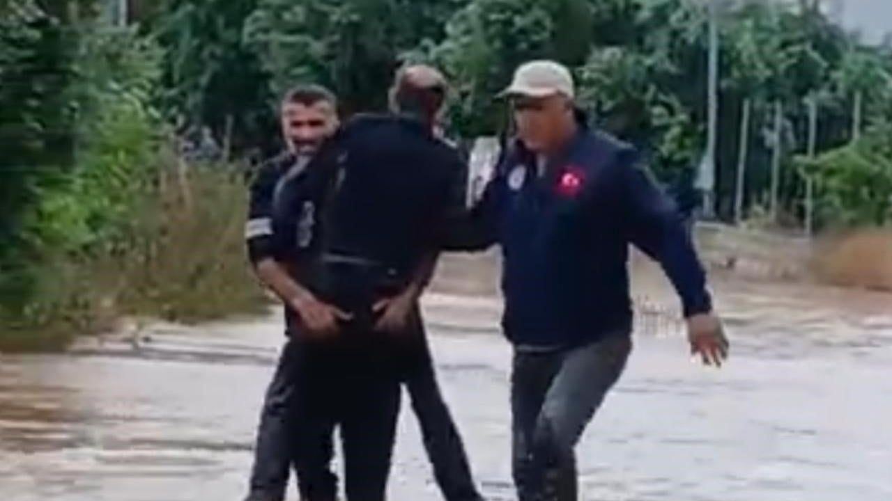 Mersin'de selde akıntıya kapılan kişi mahalle sakinleri tarafından kurtarıldı