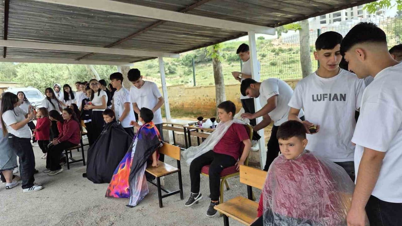 Mersin'de Toroslar Mesleki Eğitim Merkezi'nden Bayram Öncesi Ücretsiz Tıraş Etkinliği
